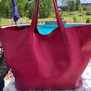 Large hobo bag, pink in color